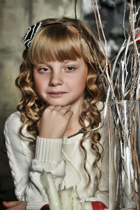 Blonde Mit Glockenl Ufen F R Junge Hairdo Prinzessin In Einem Wei En Kleid Stockbild Bild Von