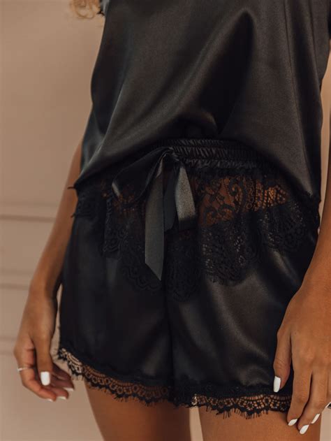 Shortdoll Flores Vazado Preto Oui Lingerie Peças feitas à mão muito amor e carinho