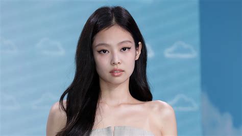 BLACKPINK S Jennie Abruptly Leaves Stage Mid Concert Due To