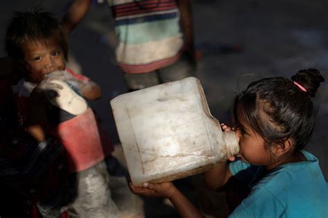 El Drama De La Pobreza Infantil Hay 5 5 Millones De Menores De 14 Años