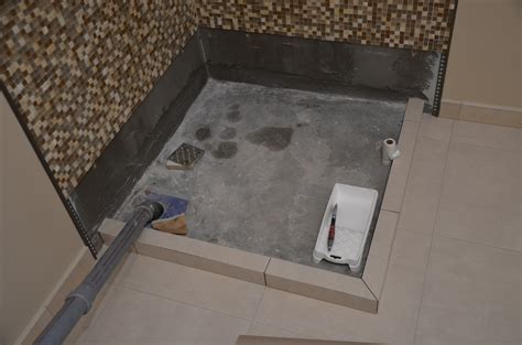 » душевая кабинка из гальки мозаики