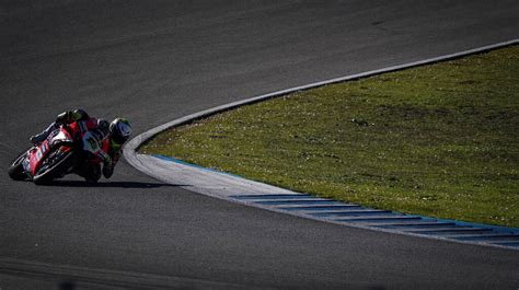 Superbikes Álvaro Bautista estrena su número 1 en Jerez