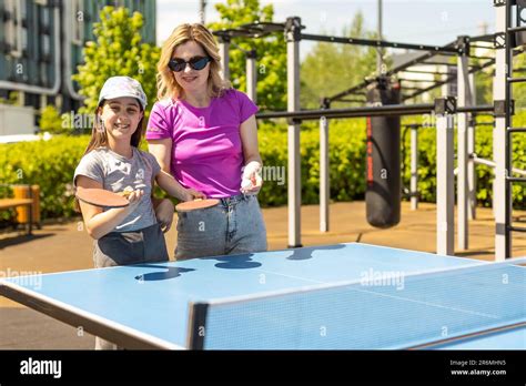 Mutter Tochter M Dchen Bikini Fotos Und Bildmaterial In Hoher Aufl Sung Alamy