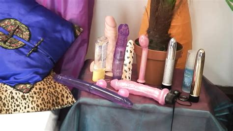 Zwei Omas Treffen Sich Zur Dildoparty Un Lassen Es Ausufern Brunette Porn Feat Koko Blond