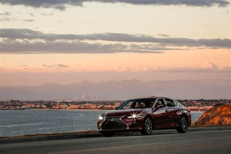 2019 Lexus ES 300h is plush elegance - CNET