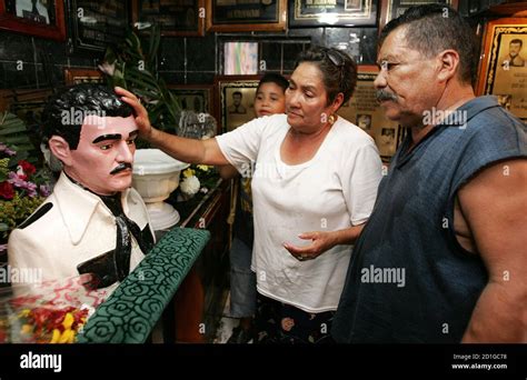 Jesus Malverde Foto Real Encuentra Fotos De Stock Perfectas E Im Genes