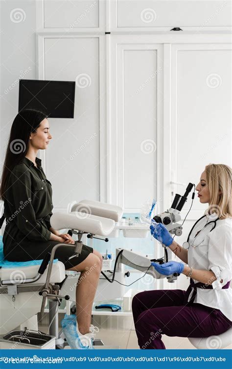 Gynaecoloog Houdt Speculum In Voor Colposcopy Procedure Om De Cervix Vagina En De Vulva Van Girl