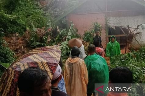 Rumah Rusak Berat Akibat Tertimbun Longsor Di Cianjur