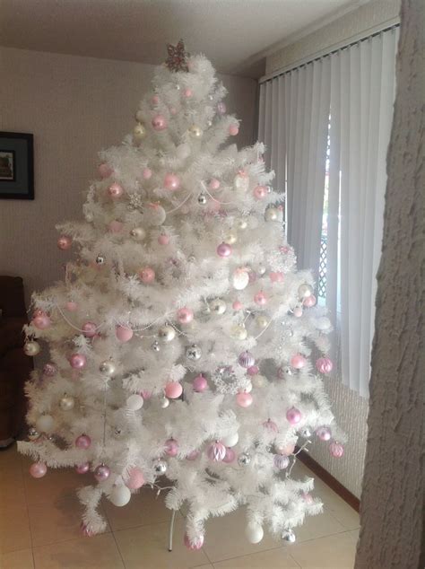 Arbol navideño en tonos rosas, blanco y plata. Lupita Nieto, navidad de 2014. … | Ideas para ...