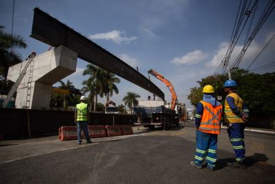 Lançamento de vigas em curva para construção de novo viaduto é