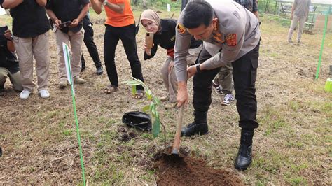 Tinjau Kampung Bebas Narkoba Kapolresta Tanam Pohon Buah