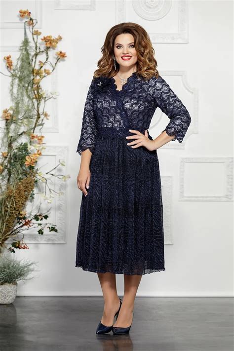 Нарядное, отрезное по линии талии платье с V-образным вырезом горловины ...