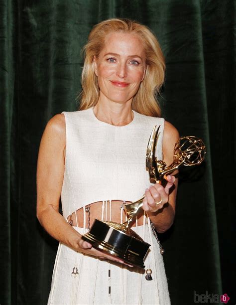 Gillian Anderson Posa Con Su Emmy 2021 Alfombra Roja Y Gala De Los