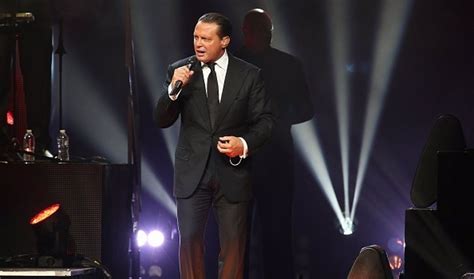 El Cantante Mexicano Luis Miguel Reaparece Irreconocible Tras