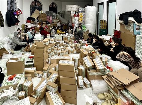 Khi người nổi tiếng hot girl livestream bán hàng trên các nền tảng mạng xã hội thổi bay giá