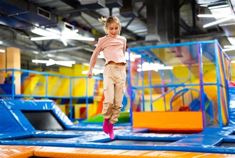 Basen łyżwy a może trampoliny Jaką aktywność dla dzieci poleciłby