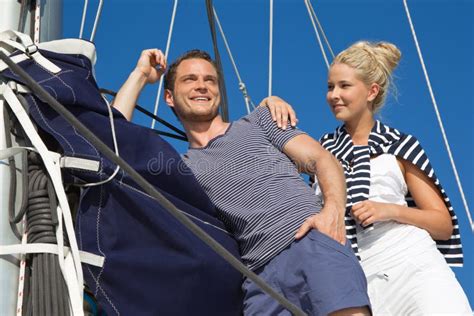 Jeunes Couples Dans Le Yacht De Bateau à Voiles De Navigation Damour Image Stock Image Du