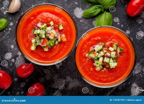 Sopa Fria Do Gazpacho Do Tomate Vermelho Italiano No Vidro Pepino