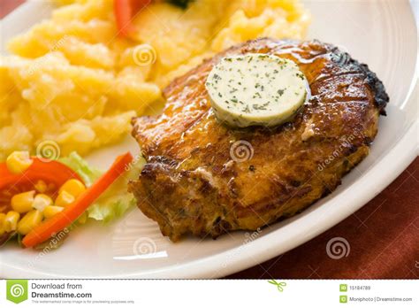 Steak Von Schweinefleisch Grillen Mit Salat Der Kartoffeln Stockbild