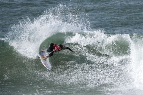 Campeã mundial Caroline Marks cai nos quartos da prova de surf em