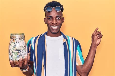 Jovem Afro Americano Segurando Jarra Economia Sorrindo Feliz