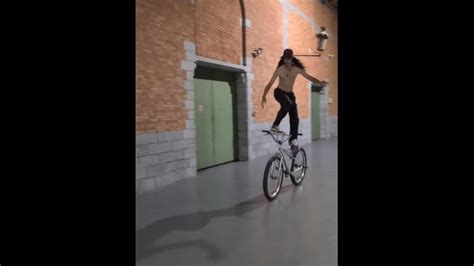 Profite De La Nuit Pour Se Déshabiller et Rouler En Vélo à Bruxelles Pornhub Gay