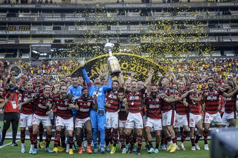 Oficial Jogador do Flamengo renova contrato até dezembro de 2023