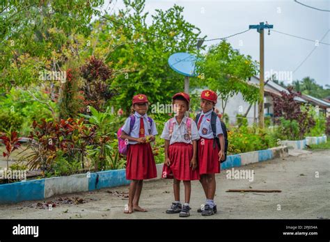 Waisai Papouasie occidentale Indonésie février 2023 trois enfants