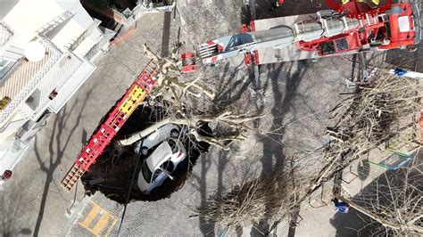 Riesige Ffnung Erdloch Verschlang Zwei Autos Und Baum In Neapel