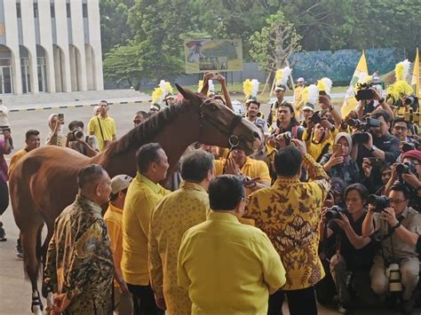 Airlangga Beri Kuda Cokelat Ke Prabowo Ini Maknanya