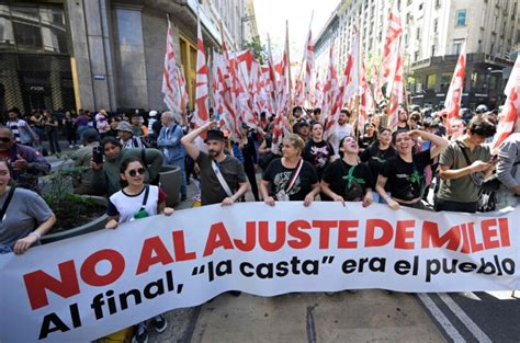 Los Manifestantes Se Desconcentran En La Plaza De Mayo Sin Mayores