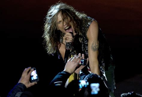 Steven Tyler De Aerosmith Envuelto En Demanda De Agresión Sexual A