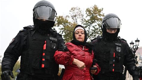 Ukraine War Hundreds Arrested As Russian Draft Protests Continue Bbc