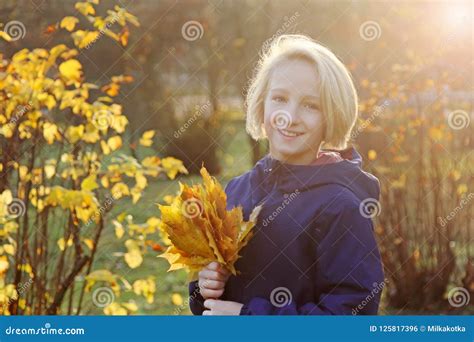 Het Gelukkige Mooie Blonde Jong Geitjemeisje Verzamelt Boeket Van Gele Bladeren De Herfst