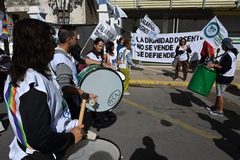 En Viedma Los Docentes Se Manifiestan Frente Al Consejo Escolar Valle