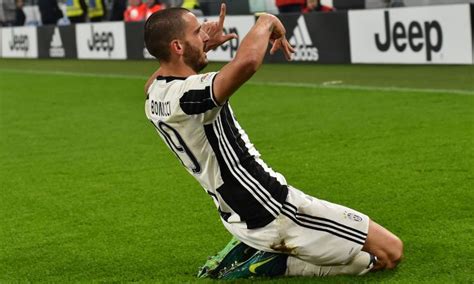 Bonucci vacanze con sfottò il tifoso napoletano lo vede e VIDEO