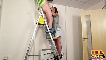 Cfnm Amateur Femdom Joven Mujer Chupa Reparador Polla En La Escalera XVIDEOS