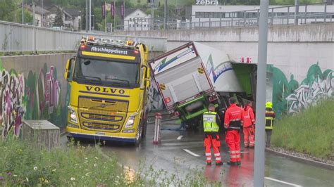 Versch Tzt Ein Lastwagen Bleibt In M Genwil In Einer Unterf Hrung