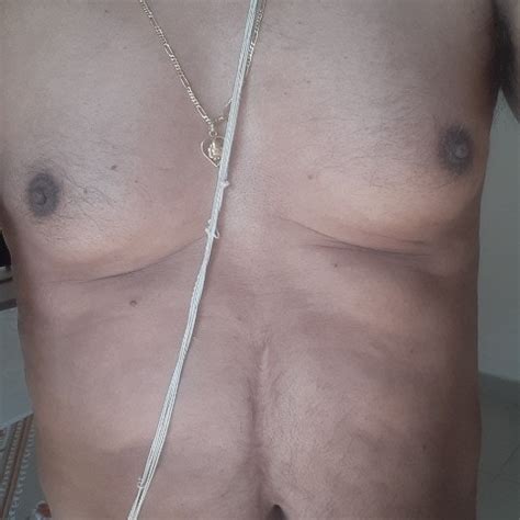 Das sexy Amateur Schätzchen Cali Hayes kommt um sich auszuziehen und ihre schöne Muschi zu