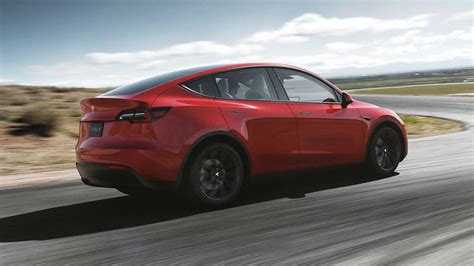 Tutto sulla nuova Tesla Model Y disponibilità prezzi prestazioni