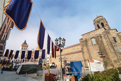 Todo listo para la apertura esta tarde del mercado navideño en