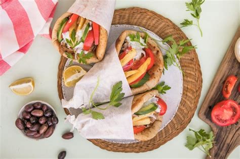 Pollo Griego Souvlaki Ona Pita Con Verduras Frescas Con Salsa Tzatziki