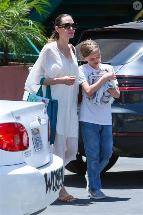 Photo Angelina Jolie sort du magasin animalier PetSmart à Los Angeles