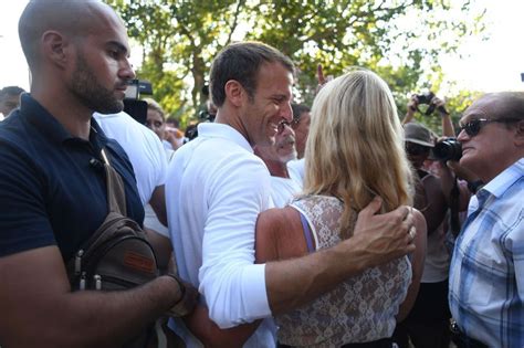 Emmanuel Et Brigitte Macron Prennent Un Bain De Foule Au Pied Du Fort