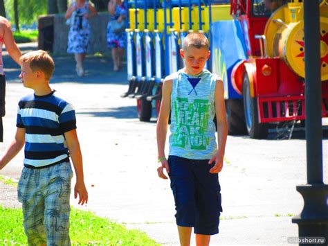 Фото мальчика в длинных шортах » Шорты фото