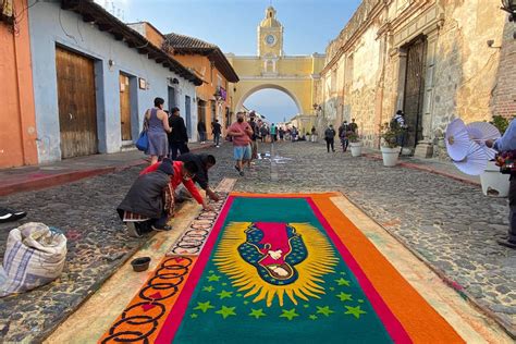 Las Impresionantes Alfombras En La Antigua Guatemala