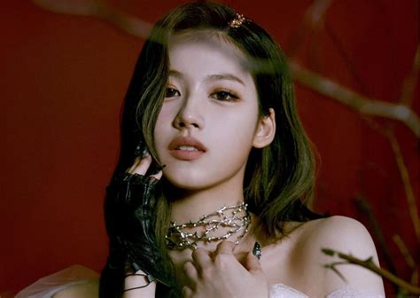 Los 5 outfits más icónicos de Sana de TWICE - K-magazine