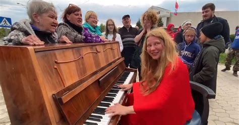 La pianiste Valentina Lisitsa joue dans les ruines de Marioupol ...