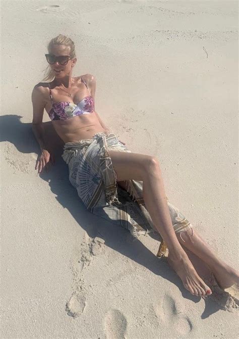 Claudia Schiffer en su 53 cumpleaños la top model sigue siendo la reina del bikini