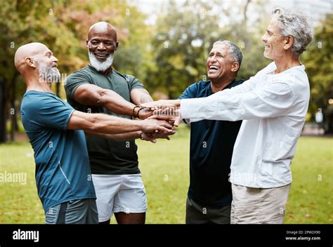 Fitness exercice et hommes âgés avec les mains ensemble pour la